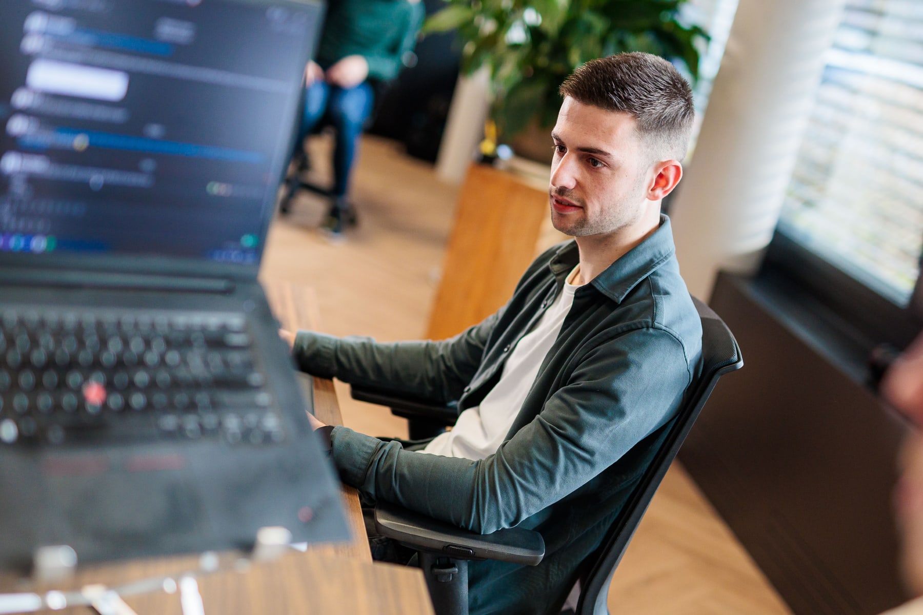 Simon Overbeek aan zijn bureau bij Ovion Digital in Doetinchem